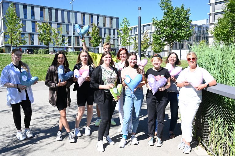 Die 9b der Werkrealschule St. Konrad nähte Herzkissen im Unterricht für die Brustkrebspatientinnen am EK.