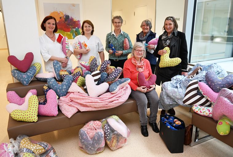 Chefärztin Dr. Martina Gropp-Meier, Stationsleiterin Maria Bartha, KDFB-Berg-Vorsitzende Annemarie Roth, Marieluise Bieger und Rita Sauter. Vorne: Anneliese Folz.