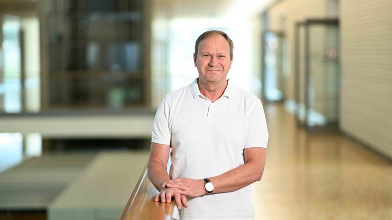 Die Oberärzte Dr. Ioana Knöller und Dr. Benedict Fijen (hier im Bild) operierten Darius Braun vor 20 Jahren.