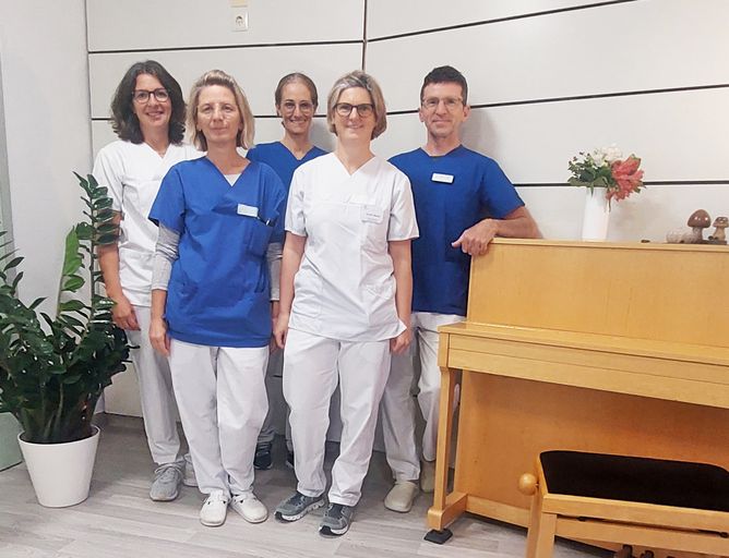 Im Bild von links: die stellvertretende Stationsleitung Karina Bucher, Dr. Indra Kern, Oberärztin Dr. Sarina Käfferlein, Stationsleitung Ulrike Ahner, Oberarzt Bernd Harrer.