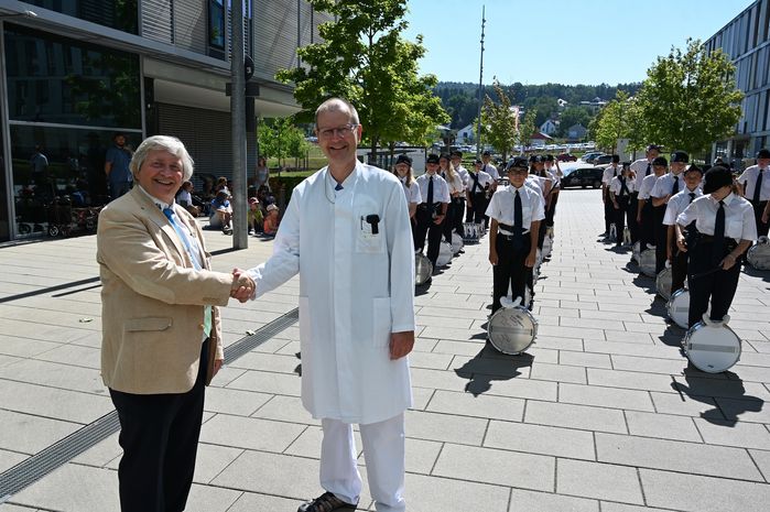 Antrommeln am EK: PD Dr. Andreas Artlich, Chefarzt der Klinik für Kinder und Jugendliche (Mitte), der Rutenfest-Trommlerbeauftragte Kurt Schlachter (links) und die Rutentrommler.