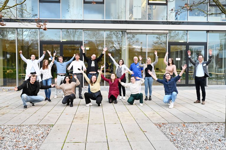 16 PJ-Kräfte wurden am EK in Ravensburg verabschiedet. Hinten von links: Chefarzt Prof. Dr. Thilo Welsch, Vanessa Spiegelhalter, Oliver Jez, Jochen Schaible, Julian Gusinde, Verena Raab, Dr. Peter Lessing, Oberarzt in der Anästhesie, Ireen Dittmann, Carolin Pohlmann, Geschäftsführer Franz Huber.   Vorne von links: David Vetter, Tamara Abdul-Nour, Alexandra Gerst, Samira Junt, Elisa Montenegro, Vincent Goldberg