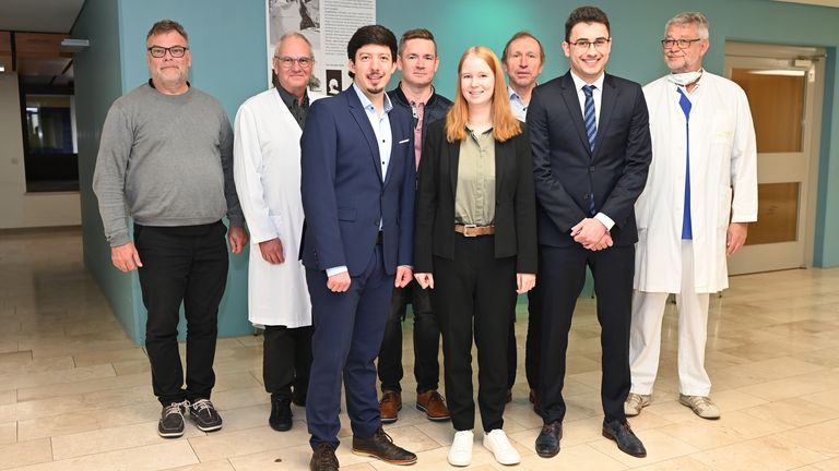 Simon Lauer, Isabelle Schubert und Manuel Ertl (vorn, von links) haben ihr drittes Staatsexamen erfolgreich bestanden. Es gratulieren (hinten, von links): Prof. Dr. Oliver, Rentzsch, Dr. Elmar-D. Mauch, Florian Ohlemacher, Dr. Franz Immler und Dr. Joachim Brückel.