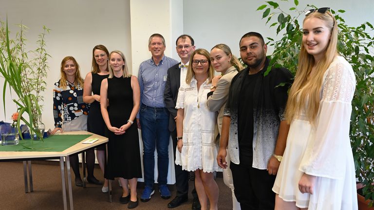 Die OSK-Auszubildenden (von rechts) Sabrina Lenhardt, Fernando-Fabian Locotos, Jennifer Franz und Miranda Rugova haben nun ihren Abschluss in der Tasche. Mit ihnen freuen sich (von links) die Lehrkräfte Christine Krieger, Stefanie Schröer und Nadine Hertkorn, LPPM Sven Winter sowie Schulleiter Andreas Thiel.  