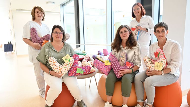 Carmen Huber, Heike Widmann und Carola Kreutmayr (vorn, von links) vom Frauenbund Dasing übergeben der Frauenklinik am EK 100 Herzkissen. Chefärztin Dr. Martina Gropp-Meier (hinten rechts) und Stationsleiterin Maria Bartha freuen sich sehr über die Spende.