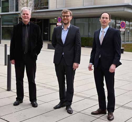 Im Bild Prof. Dr. Alexander Wree (Mitte), links sein Vorgänger und Interimsnachfolger als Chefarzt der Inneren Medizin Prof. Dr. Günther Wiedemann, rechts Prof. Dr. Thilo Welsch, Chefarzt für Allgemein-, Viszeral- und Thoraxchirurgie.