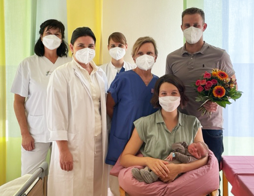 Auf dem Bild von links nach rechts: Stillberaterin Daniela Kübler, die leitende Oberärztin Dr. Katja Bräuer, Hebamme Brigitte Boura-Kral, Assistenzärztin Giulia Weingast sowie die Eltern Noemi Vögel und Marc Gronmayer mit dem kleinen Max.